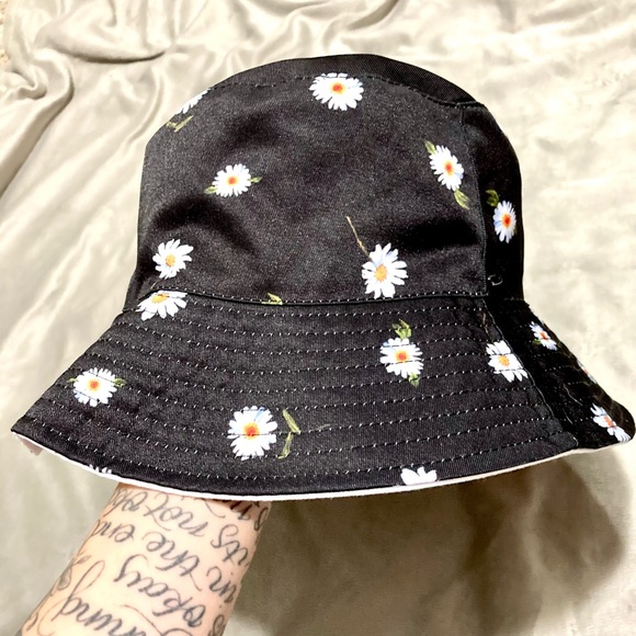 AO X FABFITFUN REVERSIBLE BUCKET HAT - Picture 1 of 2